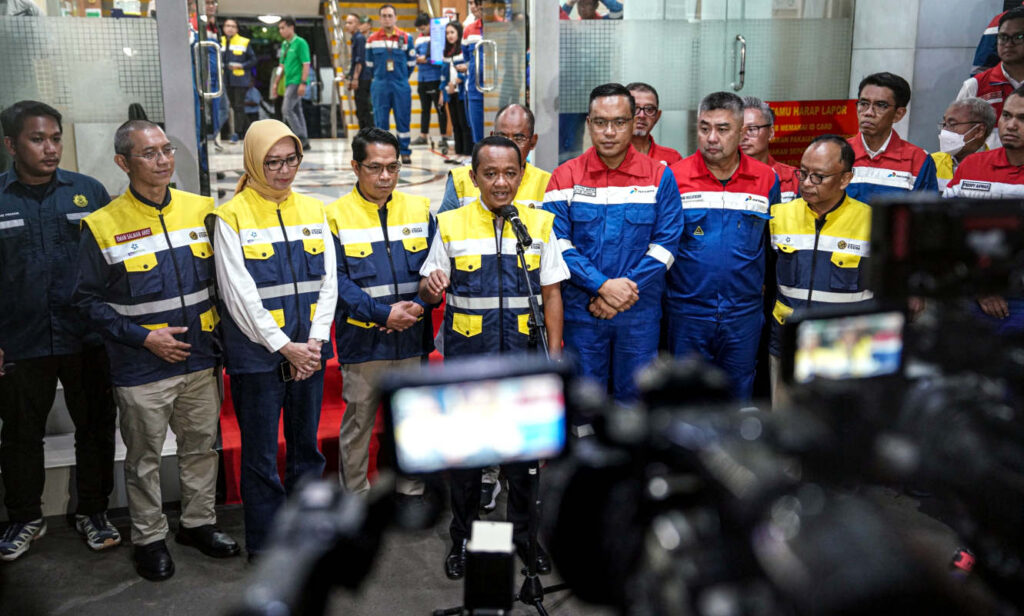 Menteri Energi dan Sumber Daya Mineral (ESDM) Bahlil Lahadalia didampingi Ketua Posko Nataru Sektor ESDM Erika Retnowati, Direktur Utama Pertamina Simon Aloysius Mantiri, Direktur Logistik dan Infrastruktur Jafee Arizon Suardin, Wakil Direktur Utama Pertamina Patra Niaga Achmad Muchtasyar, Direktur Perencanaan dan Pengembangan Bisnis Pertamina Patra Niaga Harsono Budi Susanto sebagai bagian dari Satuan Tugas (Satgas) Nataru, saat meninjau untuk memastikan kesiapan pasokan energi nasional, termasuk di wilayah strategis yang menopang kebutuhan energi DKI Jakarta dan Banten, Ahad (28/12/2025). (Foto. Dok RUZKA INDONESIA)