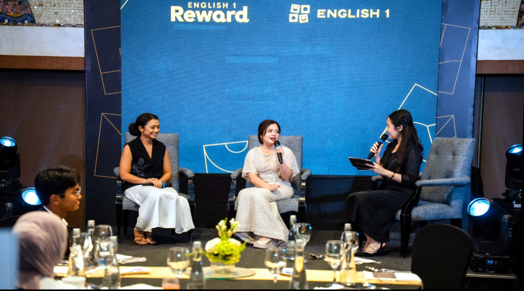 Marketing Director English 1, Rhea Danaparamita (paling kiri) dan mantan penyanyi cilik Tasya Kamila (tengah) saat berdiskusi di sesi talkshow di acara English 1, akhir pekan lalu. (Foto: Dok RUZKA INDONESIA)