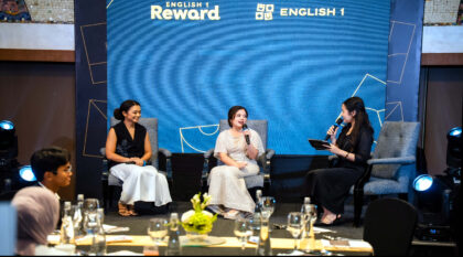 Marketing Director English 1, Rhea Danaparamita (paling kiri) dan mantan penyanyi cilik Tasya Kamila (tengah) saat berdiskusi di sesi talkshow di acara English 1, akhir pekan lalu. (Foto: Dok RUZKA INDONESIA)