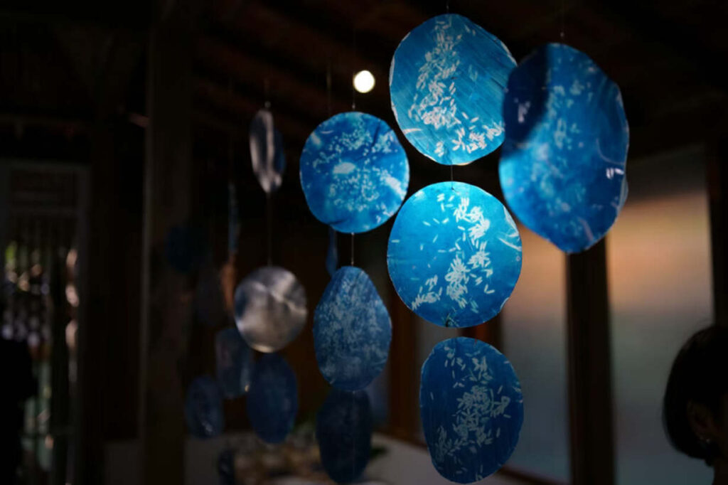 Nguyen Hai Yen (Red) menggunakan filosofi Deleuze dan Guatarri mengenai rimpang sebagai basis untuk mendekonstruksi ‘diaspora’. (Foto: Nindya Nareswari/Dok RUZKA INDONESIA)