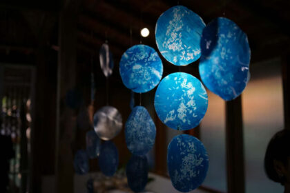 Nguyen Hai Yen (Red) menggunakan filosofi Deleuze dan Guatarri mengenai rimpang sebagai basis untuk mendekonstruksi ‘diaspora’. (Foto: Nindya Nareswari/Dok RUZKA INDONESIA)