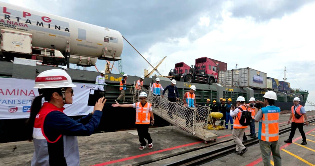 Kapal yang dioperasikan melalui PT Temas diberangkatkan dari Jakarta pada Sabtu, 20 Desember 2025 kemarin menuju Lhokseumawe, Aceh, dengan membawa bantuan logistik energi berupa tabung LPG dan sarana pendukung distribusi BBM. (Foto: Dok RUZKA INDONESIA)