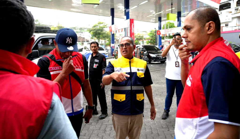 Kepala BPH Migas Wahyudi Anas saat meninjau Stasiun Pengisian Bahan Bakar Umum (SPBU) Rest Area KM 66A Pandaan, Pasuruan, Jawa Timur, Sabtu (27/12/2025). (Foto: Dok RUZKA INDONESIA)