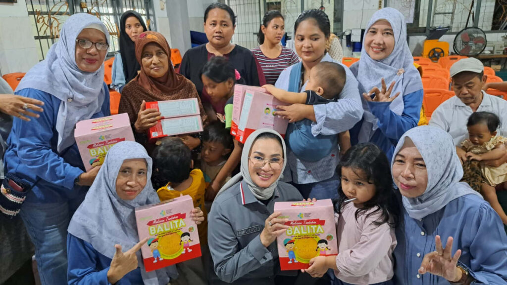 Anggota Komisi IX DPR RI Lucy Kurniasari secara rutin terus membagikan MPASI guna menambah gizi ibu hamil dan balita di Kota Surabaya. (Foto: Dok RUZKA INDONESIA)