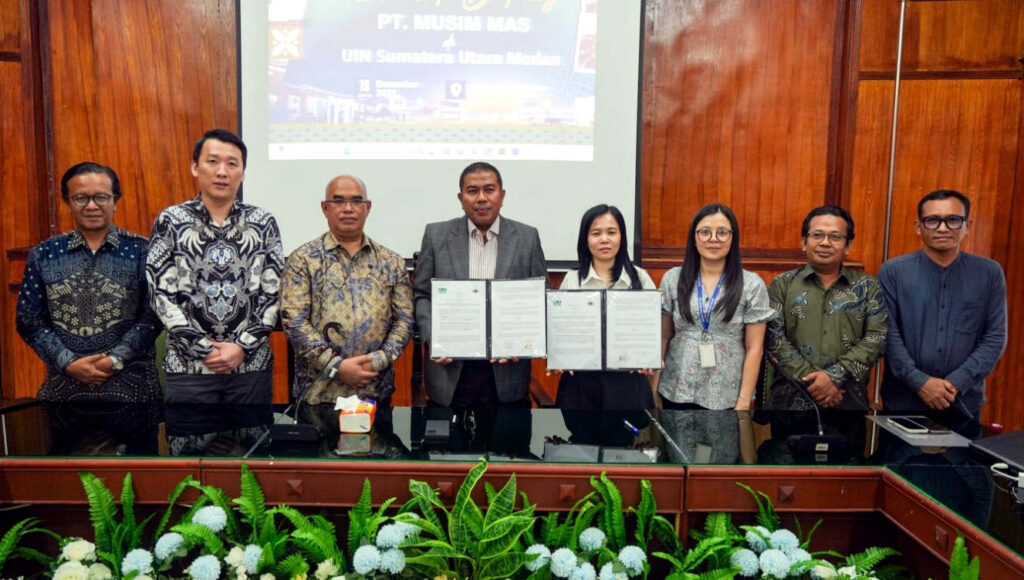 Penandatanganan Memorandum of Agreement (MoA) antara Musim Mas dan Universitas Islam Negeri Sumatera Utara (UINSU) Medan pada Jumat (19/12/2025) lalu, untuk merenovasi ruang belajar menjadi Smart Class yang lebih modern dan nyaman, yang akan mendukung kegiatan akademik mahasiswa Pascasarjana UINSU. (Foto: Dok RUZKA INDONESIA)