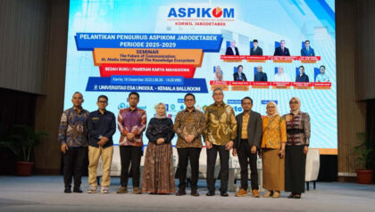 Menteri Perdagangan Budi Santoso berfoto bersama pengurus baru Asosiasi Pendidikan Tinggi Ilmu Komunikasi (Aspikom) Koordinator Wilayah Jabodetabek yang baru dilantik. (Foto: Dok RUZKA INDONESIA)