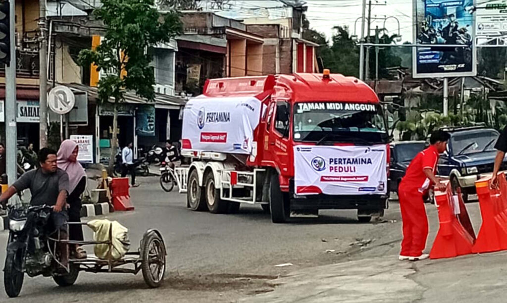 Proses pengiriman BBM dari Medan ke Bener Meriah dan Takengon, Aceh Tengah, menggunakan Mobil Tangki BBM berukuran medium. (Foto: Dok RUZKA INDONESIA)