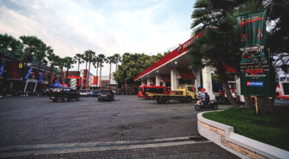 Kawasan rest area di lokasi SPBU Utama Raya Banyuglugur, Situbondo ini juga dilengkapi berbagai fasilitas pendukung, mulai dari penginapan berupa hotel dan villa dengan pemandangan pantai, rumah makan, kafe, musala, hingga fasilitas toilet yang terawat dengan jumlah sekitar 80 unit. (Foto: Dok RUZKA INDONESIA)