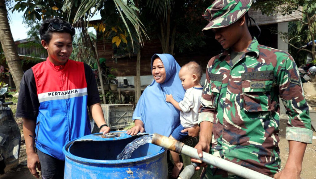 Pertamina melalui program Pertamina Peduli menyalurkan bantuan air bersih ke wilayah Kebun Tanah Kerban, Karang Baru, Aceh Tamiang, Aceh, Kamis, (01/01/2026). (Foto: Dok RUZKA INDONESIA)