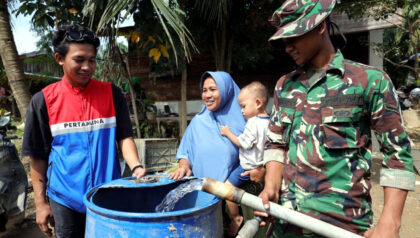 Pertamina melalui program Pertamina Peduli menyalurkan bantuan air bersih ke wilayah Kebun Tanah Kerban, Karang Baru, Aceh Tamiang, Aceh, Kamis, (01/01/2026). (Foto: Dok RUZKA INDONESIA)
