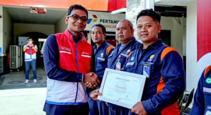 Direktur Rekayasa & Infrastruktur Darat Pertamina Patra Niaga, Hari Purnomo, memberikan penghargaan atas peran strategis AMT sebagai garda terdepan menjaga keandalan distribusi energi di wilayah Malang dan sekitarnya. (Foto: Dok RUZKA INDONESIA)