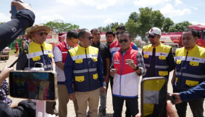 Kepala BPH Migas Wahyudi Anas memastikan, meski infrastruktur jalan banyak yang terputus, distribusi BBM dipastikan tetap menjangkau masyarakat hingga ke wilayah terpencil, seperti di Desa Uning Mas, Kecamatan Pintu Rime Gayo, Kabupaten Bener Meriah. (Foto: Dok RUZKA INDONESIA)