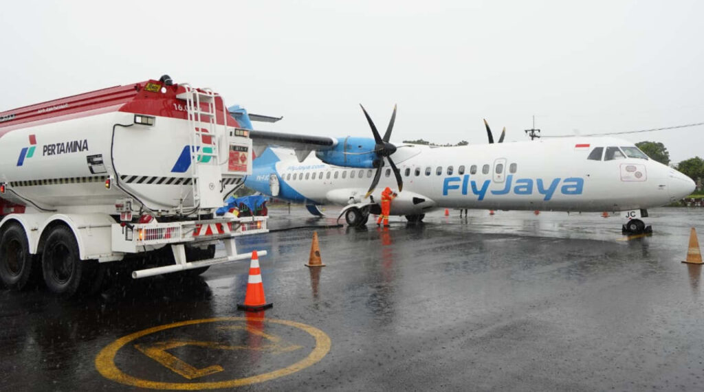 Pengisian avtur perdana di Bandara Notohadinegoro, Jember, Jawa Timur pada Kamis (15/01/2026), dilakukan pada pesawat jenis ATR dan berlangsung aman serta lancar dengan mengacu pada standar keselamatan dan prosedur operasional yang berlaku. (Foto: Dok RUZKA INDONESIA)