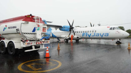 Pengisian avtur perdana di Bandara Notohadinegoro, Jember, Jawa Timur pada Kamis (15/01/2026), dilakukan pada pesawat jenis ATR dan berlangsung aman serta lancar dengan mengacu pada standar keselamatan dan prosedur operasional yang berlaku. (Foto: Dok RUZKA INDONESIA)
