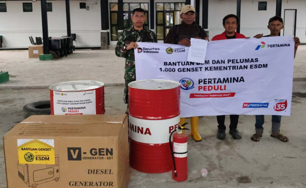 Bantuan BBM Solar dan Gasoline, termasuk bantuan kebutuhan pokok tersebut diserahkan secara simbolis dan diterima langsung oleh kepala desa setempat untuk selanjutnya disalurkan kepada warga yang membutuhkan. (Foto: Dok RUZKA INDONESIA)