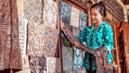 Struktur industri DIY yang didominasi sentra batik, kerajinan perak dan kulit, kriya, kuliner, fesyen, hingga industri kreatif berbasis digital, menunjukkan bahwa pembangunan industri tidak selalu identik dengan pabrik besar, melainkan juga bertumpu pada kreativitas, budaya, dan keterlibatan masyarakat lokal. (Foto: Dok RUZKA INDONESIA)