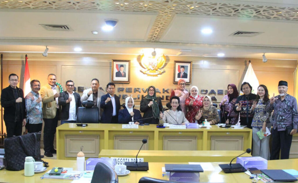 Pembahasan Transfer ke Daerah (TKD) dalam APBN 2026 dalam Rapat Dengar Pendapat (RDP) Komite IV DPD RI bersama Komite I DPD RI dengan Asosiasi Pemerintah Daerah dan Asosiasi DPRD Provinsi/Kabupaten/Kota Seluruh Indonesia di Kompleks Parlemen, Senayan, Jakarta, Senin (19/01/2026), menjadi sangat krusial karena terjadi penurunan signifikan alokasi di tengah meningkatnya kebutuhan belanja daerah. (Foto: Dok RUZKA INDONESIA)