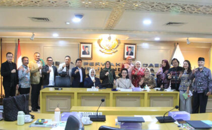 Pembahasan Transfer ke Daerah (TKD) dalam APBN 2026 dalam Rapat Dengar Pendapat (RDP) Komite IV DPD RI bersama Komite I DPD RI dengan Asosiasi Pemerintah Daerah dan Asosiasi DPRD Provinsi/Kabupaten/Kota Seluruh Indonesia di Kompleks Parlemen, Senayan, Jakarta, Senin (19/01/2026), menjadi sangat krusial karena terjadi penurunan signifikan alokasi di tengah meningkatnya kebutuhan belanja daerah. (Foto: Dok RUZKA INDONESIA)