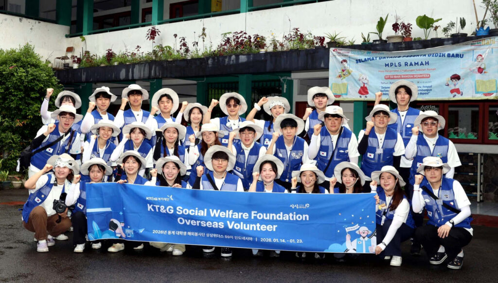 KT&G Social Welfare Foundation mengirim relawan mahasiswa "Sangsang Withus" untuk membangun perpustakaan, mengecat mural, dan meningkatkan fasilitas pendidikan—melibatkan lebih dari 2.000 mahasiswa sejak 2005. (Foto: Dok RUZKA INDONESIA)