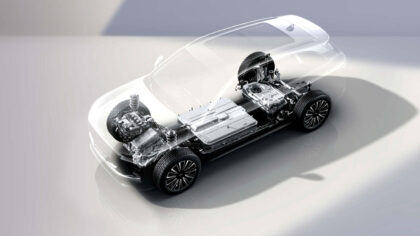 LEPAS L8 Mengubah Pengalaman Mobilitas Lewat Peluncuran Peringkat Kemacetan Lalu Lintas Global - LEPAS L8 dibekali Sistem Super Hybrid dari Chery Group dengan efisiensi termal terbaik di industri, yakni sebesar 44,5%, serta konsumsi bahan bakar yang sangat hemat, mencapai 4,2 liter per 100 kilometer dalam moda charge-sustaining. (Foto: Dok RUZKA INDONESIA) RUZKA INDONESIA – Perusahaan analisis data lalu lintas global INRIX meluncurkan "Global Traffic Scorecard 2025" pada Desember 2025 lalu yang mencermati data lalu lintas di lebih dari 900 kota di 36 negara. Menurut laporan tersebut, tingkat kemacetan lalu lintas memburuk di lebih dari separuh kota tersebut dibandingkan tahun sebelumnya. Kemacetan lalu lintas menjadi tantangan yang terus dihadapi kota-kota besar di seluruh dunia. Demi menjawab tantangan ini, model unggulan LEPAS, LEPAS L8, memanfaatkan teknologi cerdas dan mutakhir, serta sistem tenaga penggerak hibrida yang andal untuk menghadirkan solusi Berkendara yang Elegan. Bahkan di tengah kemacetan, LEPAS L8 mengurangi stres pengemudi dan membantu mereka menghadapi lalu lintas yang kompleks dengan tenang dan percaya diri. Pola lalu lintas tersendat-sendat (stop-and-go) yang sering terjadi pada jam-jam sibuk cepat membuat pengemudi merasa lelah. Sistem bantuan pengemudi cerdas pada LEPAS L8 secara efektif mengurangi beban tersebut. Berkat fitur Adaptive Cruise Control (ACC) dan Integrated Cruise Assist (ICA) yang beroperasi pada seluruh rentang kecepatan, kendaraan dapat mengikuti arus lalu lintas dari kondisi berhenti hingga melaju hingga 180 km/jam sambil menjaga posisi kendaraan pada jalur dan melakukan perpindahan stop-and-go secara halus. Kemampuan tersebut sangat mengurangi beban mengemudi yang berulang-ulang sehingga perjalanan di tengah kemacetan menjadi lebih efisien dan tidak melelahkan. Pada jam pulang kerja, lalu lintas yang padat menuntut konsentrasi pengemudi. Lewat sistem tampilan panorama 360° dan visualisasi sasis pada LEPAS L8, area sekitar dan titik buta secara jelas terlihat di layar tengah sehingga memudahkan manuver dalam kecepatan rendah dan perpindahan jalur yang presisi. Dikombinasikan dengan penyaluran tenaga yang halus serta kabin yang senyap, sistem ini semakin meningkatkan kenyamanan dan rasa percaya diri saat berkendara di kawasan perkotaan yang padat. Untuk perjalanan singkat di akhir pekan, kemacetan tak terduga di jalan tol kerap mengganggu rencana, bahkan lalu lintas yang tersendat ikut mengurangi kenyamanan berkendara. Dengan jarak tempuh komprehensif lebih dari 1.300 kilometer, LEPAS L8 tidak memerlukan rencana pengisian baterai yang rumit, serta mengatasi kekhawatiran akan jarak tempuh. Transmisi hibrida khusus dengan efisiensi hingga 97,6% ikut memastikan pengalaman berkendara yang halus dan stabil pada kecepatan rendah, sekaligus menghindari hentakan yang kerap mengganggu kenyamanan perjalanan pada kondisi macet. Di balik performa yang tenang dan terkendali di tengah kepadatan lalu lintas, kapabilitas teknis yang solid menjadi faktor penentu. LEPAS L8 dibekali Sistem Super Hybrid dari Chery Group dengan efisiensi termal terbaik di industri, yakni sebesar 44,5%, serta konsumsi bahan bakar yang sangat hemat, mencapai 4,2 liter per 100 kilometer dalam moda charge-sustaining. Secara keseluruhan, teknologi tersebut menjadi daya saing LEPAS L8 dalam menghadapi skenario berkendara di kondisi macet—mengubah setiap perjalanan menjadi pengalaman berkendara yang elegan. LEPAS berkomitmen menghadirkan pengalaman berkendara yang elegan kepada lebih banyak pengguna di seluruh dunia, membantu para pengemudi untuk tetap tenang dan percaya diri dalam menghadapi kerumitan lalu lintas perkotaan. (***/Hop) Editor: Ao S Dwiyantho Putra Email: aodwiyantho@gmail.com LEPAS L8, INRIX, Global Traffic Scorecard, Adaptive Cruise Assist, Transmisi Hibrida, Integrated Cruise Assist, Chery Group, Headline, Featured,