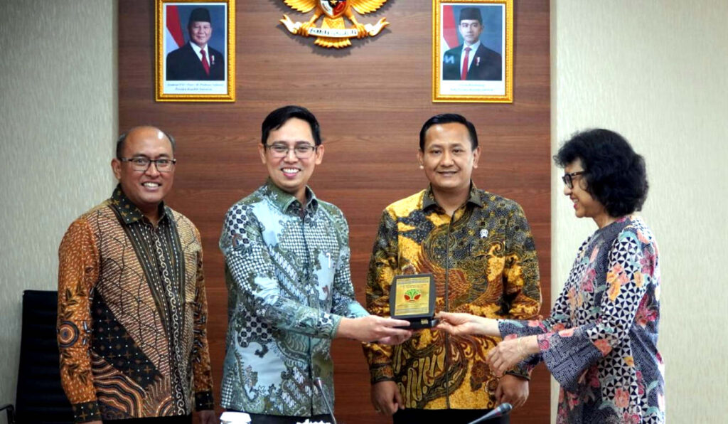 Penandatanganan MoU untuk memperkuat kolaborasi dengan mitra pengelola KHDTK yang mencakup program pendidikan dan pelatihan, pelestarian lingkungan, dan pemberdayaan masyarakat, dilakukan oleh Plt Kepala Badan Penyuluhan dan Pengembangan Sumber Daya Manusia Kementerian Kehutanan Indra Exploitasia dan Direktur Operasi Pertamina Foundation Gusman Adiwardhana, disaksikan Wakil Menteri Kehutanan (Wamenhut) Rohmat Marzuki dan VP CSR & SMEPP Pertamina Rudi Ariffianto. (Foto: Dok RUZKA INDONESIA)