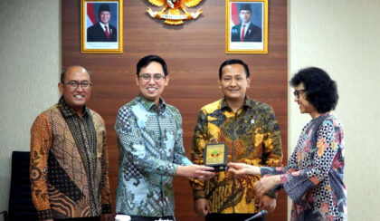 Penandatanganan MoU untuk memperkuat kolaborasi dengan mitra pengelola KHDTK yang mencakup program pendidikan dan pelatihan, pelestarian lingkungan, dan pemberdayaan masyarakat, dilakukan oleh Plt Kepala Badan Penyuluhan dan Pengembangan Sumber Daya Manusia Kementerian Kehutanan Indra Exploitasia dan Direktur Operasi Pertamina Foundation Gusman Adiwardhana, disaksikan Wakil Menteri Kehutanan (Wamenhut) Rohmat Marzuki dan VP CSR & SMEPP Pertamina Rudi Ariffianto. (Foto: Dok RUZKA INDONESIA)