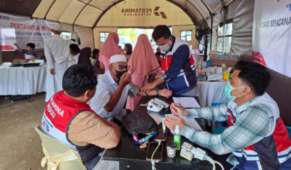 Bantuan Pertamina Patra Niaga yang diberikan meliputi dua unit tenda untuk kegiatan belajar mengajar di Pondok Pesantren Al Bayan, sepatu bot, bohlam dan lampu darurat, gerobak, bak dan sekop sampah, jas hujan, karpet antiselip, serta power supply. (Foto: Dok RUZKA INDONESIA)