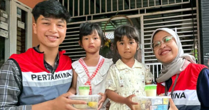 Beragam program unggulan TJSL di bidang kesehatan yang berfokus pada kontribusi peningkatan gizi dijalankan secara terintegrasi, mulai dari Pemberian Makanan Tambahan (PMT), sosialisasi dan pendampingan pencegahan stunting, pelayanan kesehatan dasar, hingga edukasi dan pelatihan penyusunan menu sehat, bergizi seimbang, serta berbasis pangan lokal. (Foto: Dok RUZKA INDONESIA)