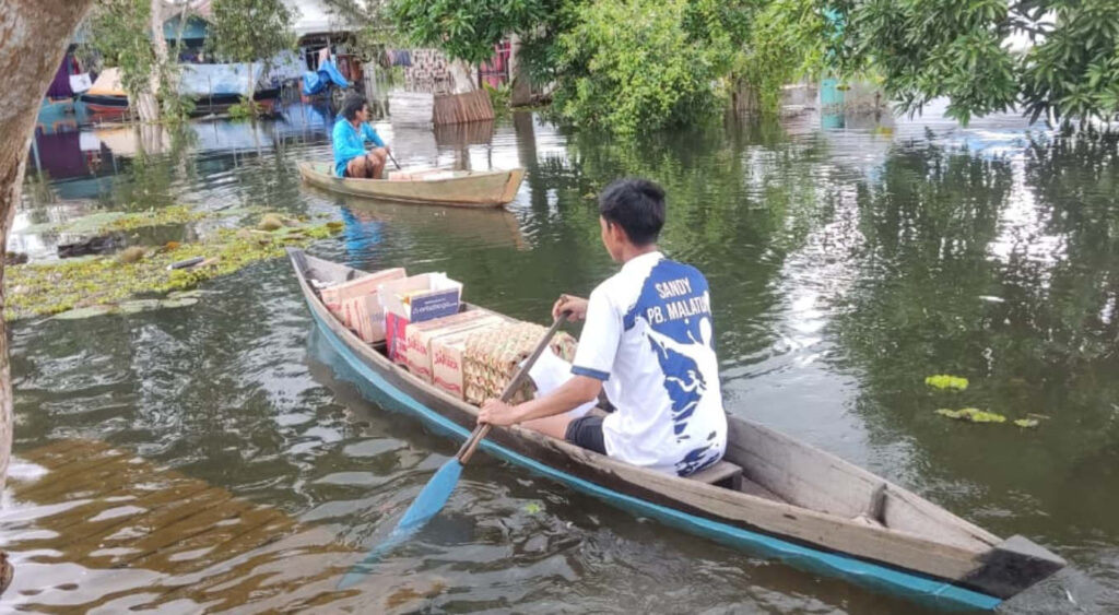 Rumah BUMN hadir nyata di saat krisis melalui aksi kemanusiaan Tanggap Bencana bagi warga terdampak banjir di Desa Lok Baintan Dalam, Kecamatan Sungai Tabuk, Kalimantan Selatan. (Foto: Dok RUZKA INDONESIA)
