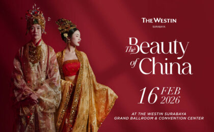 Diselenggarakan setiap tahun di ballroom hotel, acara ini dikenal akan kemampuannya memadukan fine dining, orkestra live, tarian tradisional, serta penceritaan visual yang menghadirkan salah satu pengalaman perayaan Imlek paling spektakuler di Surabaya. (Foto: Dok RUZKA INDONESIA)