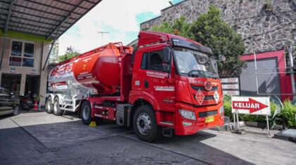 Hingga saat ini, total armada mobil tangki FAW yang beroperasi untuk mendukung kegiatan distribusi energi PT Pertamina Patra Niaga telah mencapai 34 unit. (Foto: Dok RUZKA INDONESIA)