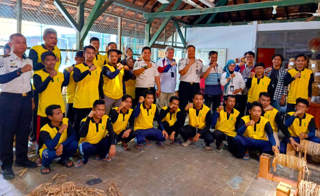 Sinergi antara Agrominafiber dan Rutan Kebumen sebagai langkah strategis dalam menjaga kesinambungan produksi dan ketersediaan bahan baku sehingga warga binaan telah mampu menghasilkan serat pelepah pisang dengan kualitas yang terus meningkat. (Foto: Dok RUZKA INDONESIA)