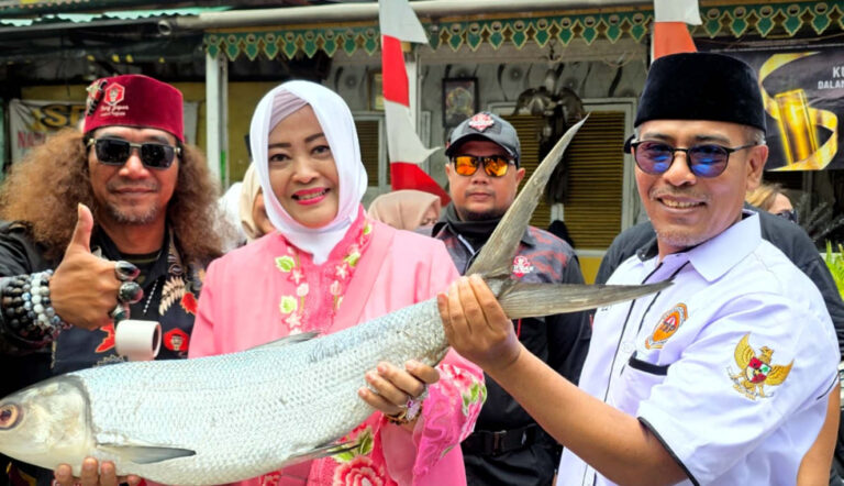 Anggota DPD RI Dapil DKI Jakarta Fahira Idris turut menghadiri pembukaan Festival Bandeng Rawa Belong, Sabtu (14/02/2026). (Foto: Dok RUZKA INDONESIA)