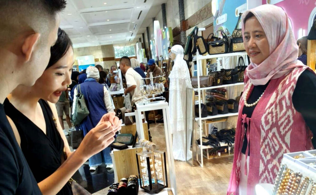 Dalam ajang INACRAFT 2026 yang digelar di Jakarta Convention Center (JCC) pada 4–8 Februari 2026, UMKM binaan Pertamina berhasil membukukan total transaksi sebesar Rp10,4 miliar yang terdiri atas penjualan ritel senilai Rp6 miliar serta komitmen transaksi lanjutan (potential reorder) sebesar Rp4,4 miliar. (Foto: Dok RUZKA INDONESIA)