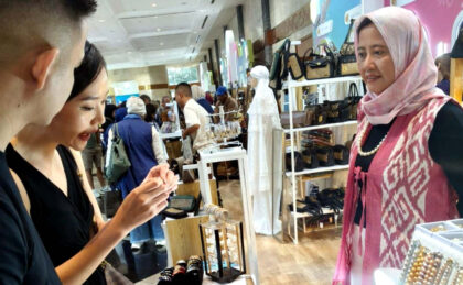 Dalam ajang INACRAFT 2026 yang digelar di Jakarta Convention Center (JCC) pada 4–8 Februari 2026, UMKM binaan Pertamina berhasil membukukan total transaksi sebesar Rp10,4 miliar yang terdiri atas penjualan ritel senilai Rp6 miliar serta komitmen transaksi lanjutan (potential reorder) sebesar Rp4,4 miliar. (Foto: Dok RUZKA INDONESIA)