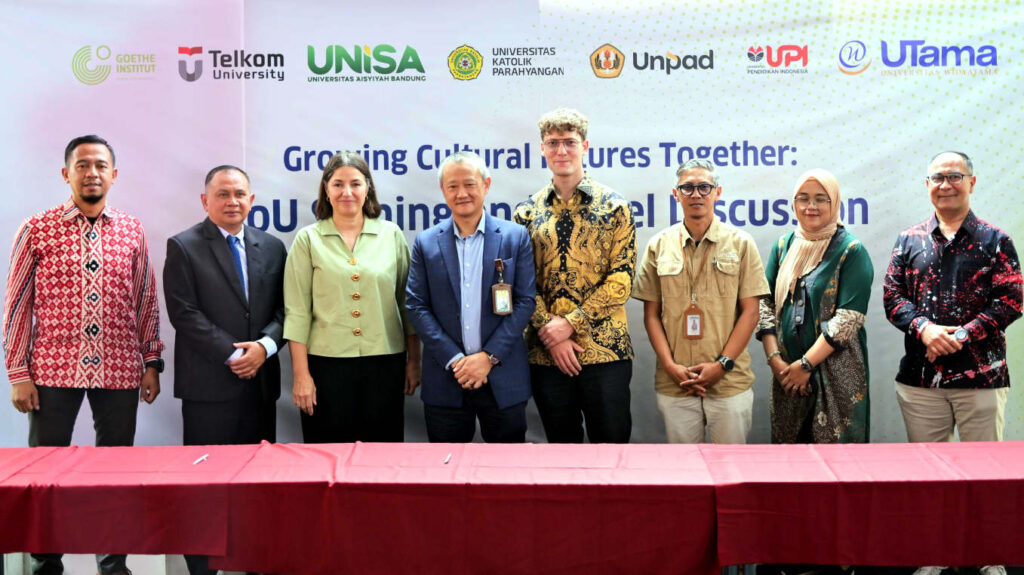 Nota Kesepahaman dan Nota Kesepakatan penguatan kerja sama di bidang pendidikan, kebudayaan, serta dialog internasional ini ditandatangani di Goethe-Institut Bandung oleh Direktur Goethe-Institut Wilayah Asia Tenggara, Australia, dan Selandia Baru Constanze Michel; Dekan Fakultas Industri Kreatif Telkom University Dandi Yunidar; Rektor Universitas ‘Aisyiyah Bandung Sitti Syabariyah; Rektor Universitas Katolik Parahyangan Tri Basuki Joewono; Dekan Fakultas Ilmu Budaya Universitas Padjadjaran Aquarini Priyatna; Rektor Universitas Pendidikan Indonesia Didi Sukyadi; serta Rektor Universitas Widyatama Dadang Suganda. (Foto: Goethe-Institut Indonesien/Dok RUZKA INDONESIA)
