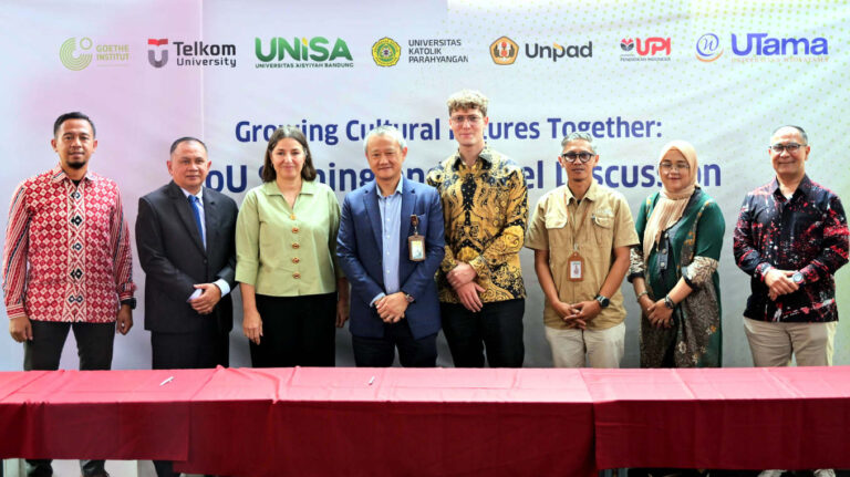 Nota Kesepahaman dan Nota Kesepakatan penguatan kerja sama di bidang pendidikan, kebudayaan, serta dialog internasional ini ditandatangani di Goethe-Institut Bandung oleh Direktur Goethe-Institut Wilayah Asia Tenggara, Australia, dan Selandia Baru Constanze Michel; Dekan Fakultas Industri Kreatif Telkom University Dandi Yunidar; Rektor Universitas ‘Aisyiyah Bandung Sitti Syabariyah; Rektor Universitas Katolik Parahyangan Tri Basuki Joewono; Dekan Fakultas Ilmu Budaya Universitas Padjadjaran Aquarini Priyatna; Rektor Universitas Pendidikan Indonesia Didi Sukyadi; serta Rektor Universitas Widyatama Dadang Suganda. (Foto: Goethe-Institut Indonesien/Dok RUZKA INDONESIA)