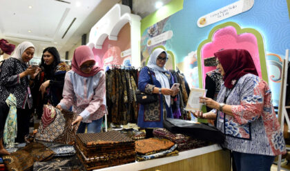 Griya Kain Solo menghadirkan koleksi fesyen berbasis kain tradisional seperti lurik dan batik klasik yang diolah menjadi busana modern siap pakai. (Foto: Dok RUZKA INDONESIA)