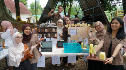 Prodi Terapi Okupasi, Program Pendidikan Vokasi UI, terus berinovasi dalam mencetak tenaga kesehatan profesional yang berdaya saing internasional. Melalui konsep “Bridging Tradition and Innovation,” Vokasi UI menghadirkan kurikulum berbasis budaya nasional yang terintegrasi penuh dengan standar global World Federation of Occupational Therapists(WFOT). (Foto: Dok RUZKA INDONESIA)