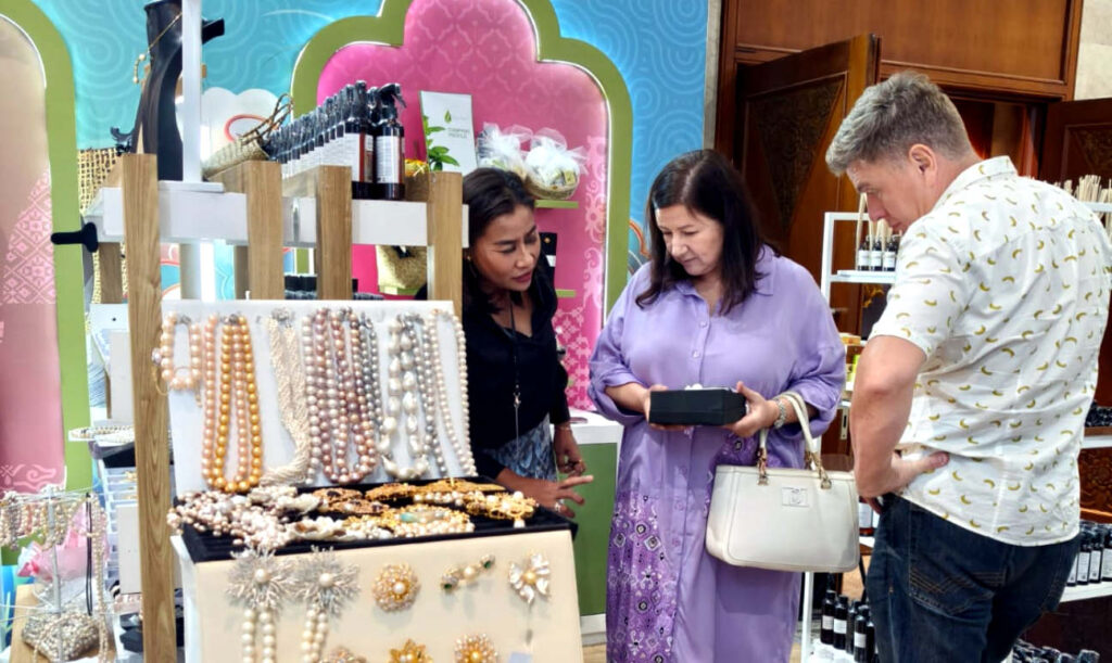 Hingga hari ke-3 gelaran INACRAFT, transaksi UMKM binaan Pertamina sudah mencapai Rp 7,5 miliar, terdiri dari transaksi retail Rp 3,8 milIar dan komitmen buyer Rp 3,7 miliar. (Foto: Dok RUZKA INDONESIA)