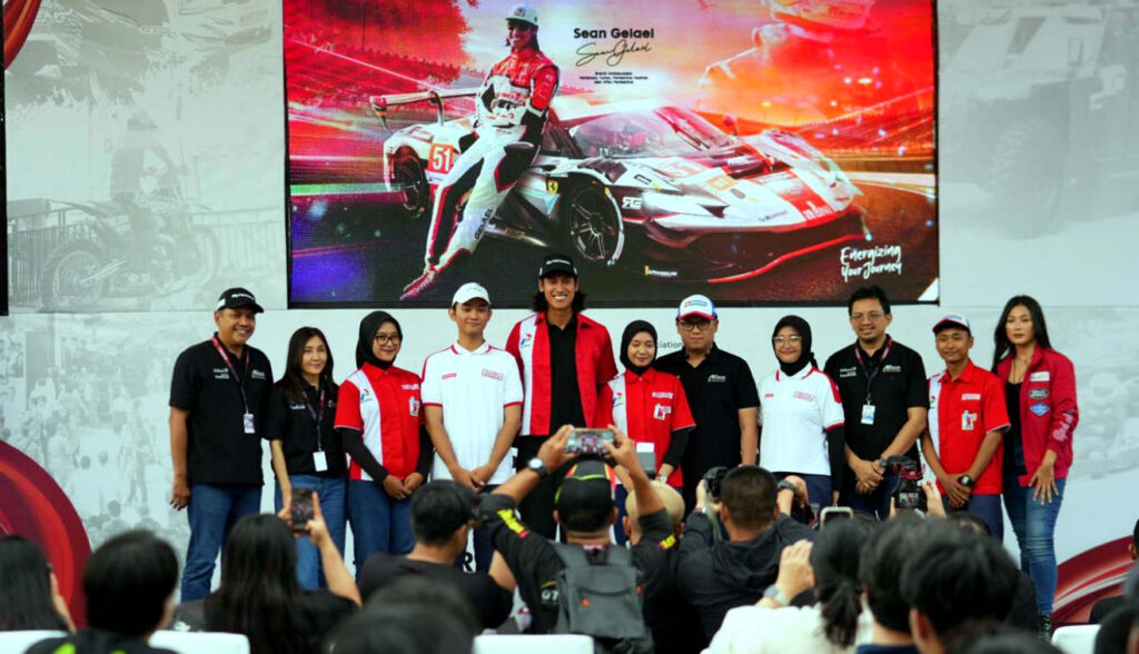 Sebagai Brand Ambassador, Sean Gelael tidak hanya hadir sebagai pembalap, tetapi juga simbol prestasi anak bangsa yang membawa nama Indonesia di panggung dunia. (Foto: Dok RUZKA INDONESIA)