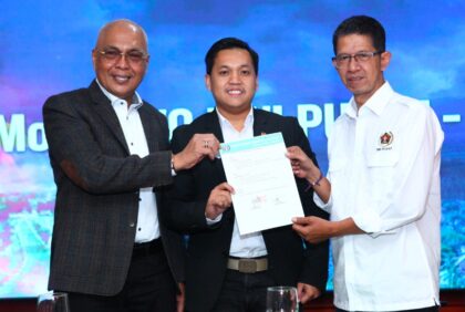 Ketua Umum PWI Pusat, Akhmad Munir (kiri) dan Ketua SIWO PWI Pusat, Suryansyah (kanan). (Foto: Dok SIWO PWI Pusat)