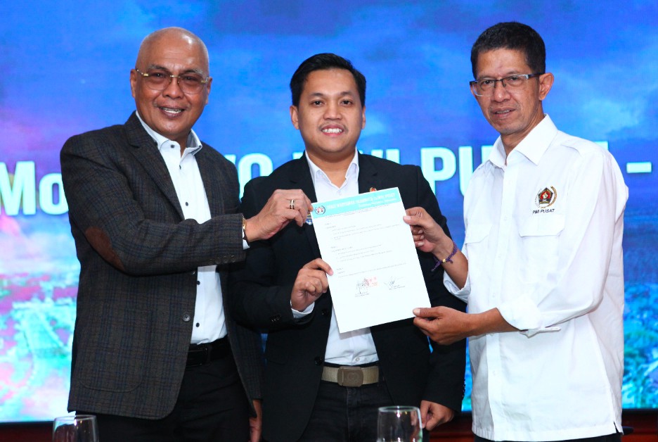 Ketua Umum PWI Pusat, Akhmad Munir (kiri) dan Ketua SIWO PWI Pusat, Suryansyah (kanan). (Foto: Dok SIWO PWI Pusat)