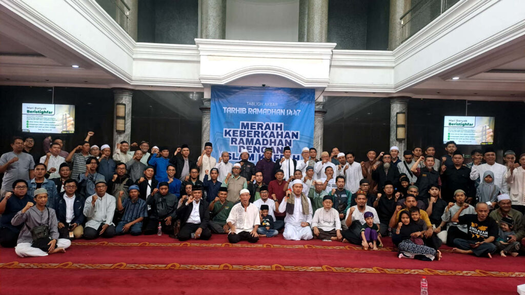 Tabligh Akbar Tarhib Ramadhan 1447 H yang berlangsung di Masjid Baiturrahman (Masjid Merah), Jalan Tole Iskandar KM 3, Depok, Ahad (15/02/2026), menghadirkan tiga narasumber, yakni KH Amir Ma'ruf, Ustadz Khalid Sajidin, dan KH Farhan Suchail, ditutup dengan foto bersama ďengan para jemaah. (Foto: Dok RUZKA INDONESIA)