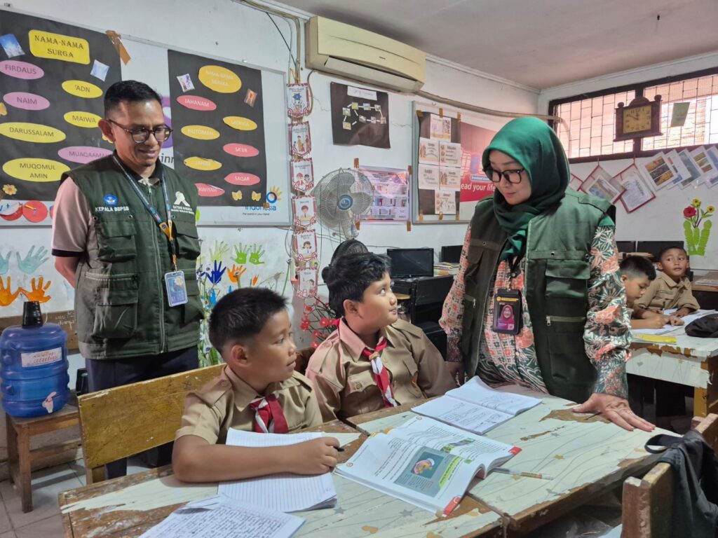 Kementerian Pendidikan Dasar dan Menengah (Kemendikdasmen) melalui Badan Pengembangan dan Pembinaan Bahasa (Badan Bahasa) bersama Balai Bahasa Provinsi Sumatra Barat menyalurkan 1.476 buku bacaan untuk tiga sekolah terdampak di Kabupaten Solok, Rabu (4/2/2026).