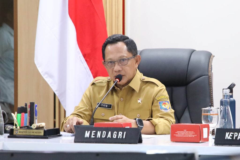 Menteri Dalam Negeri (Mendagri) Muhammad Tito Karnavian resmi menerbitkan Surat Edaran (SE) Nomor 600.11/889/SJ tertanggal 18 Februari 2026. SE ini menginstruksikan pemerintah daerah (pemda) di seluruh Indonesia untuk mendukung pelaksanaan Gerakan Indonesia Aman, Sehat, Resik, dan Indah (ASRI).