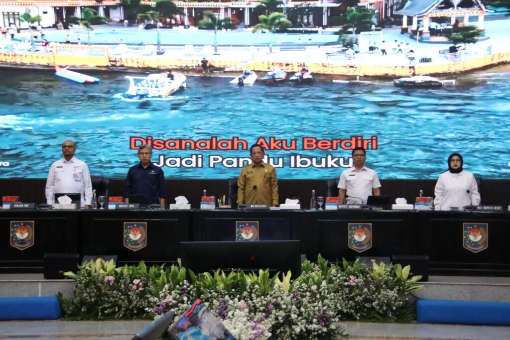 Mendagri Tito Karnavian saat memimpin Rapat Koordinasi Pengendalian Inflasi Daerah dan Evaluasi Dukungan Pemerintah Daerah (Pemda) dalam Program Tiga Juta Rumah yang berlangsung secara hybrid dari Gedung Sasana Bhakti Praja, Kantor Pusat Kementerian Dalam Negeri (Kemendagri), Jakarta, Senin (9/2/2026). (Foto: Puspen Kemendagri)