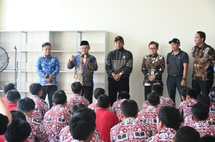 Di sela agenda kunjungan kerjanya di Jawa Timur, Menteri Pendidikan Dasar dan Menengah (Mendikdasmen) Abdul Mu'ti menyempatkan diri meninjau Sekolah Rakyat yang berlokasi di area kampus Universitas Negeri Surabaya, Kamis (12/2/2026).