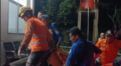 Tim gabungan mengevakuasi korban tanah longsor di area tambang bijih timah dalam kondisi meninggal dunia, di Bangka, Selasa (3/2/2026). (Foto: BPBD Bangka)