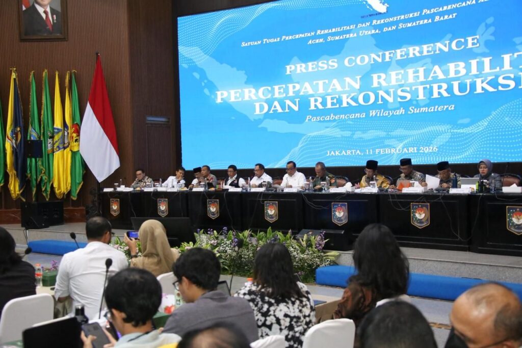 Ketua Satuan Tugas (Kasatgas) Percepatan Rehabilitasi dan Rekonstruksi (PRR) Pascabencana Wilayah Sumatera, Muhammad Tito Karnavian (tengah), dalam Konferensi Pers di Gedung Sasana Bhakti Praja, Kantor Pusat Kemendagri, Jakarta, Rabu (11/2/2026). (Foto: Satgas PRR)